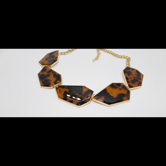 Gold chained tortoise formal necklace - Picture 2 of 4